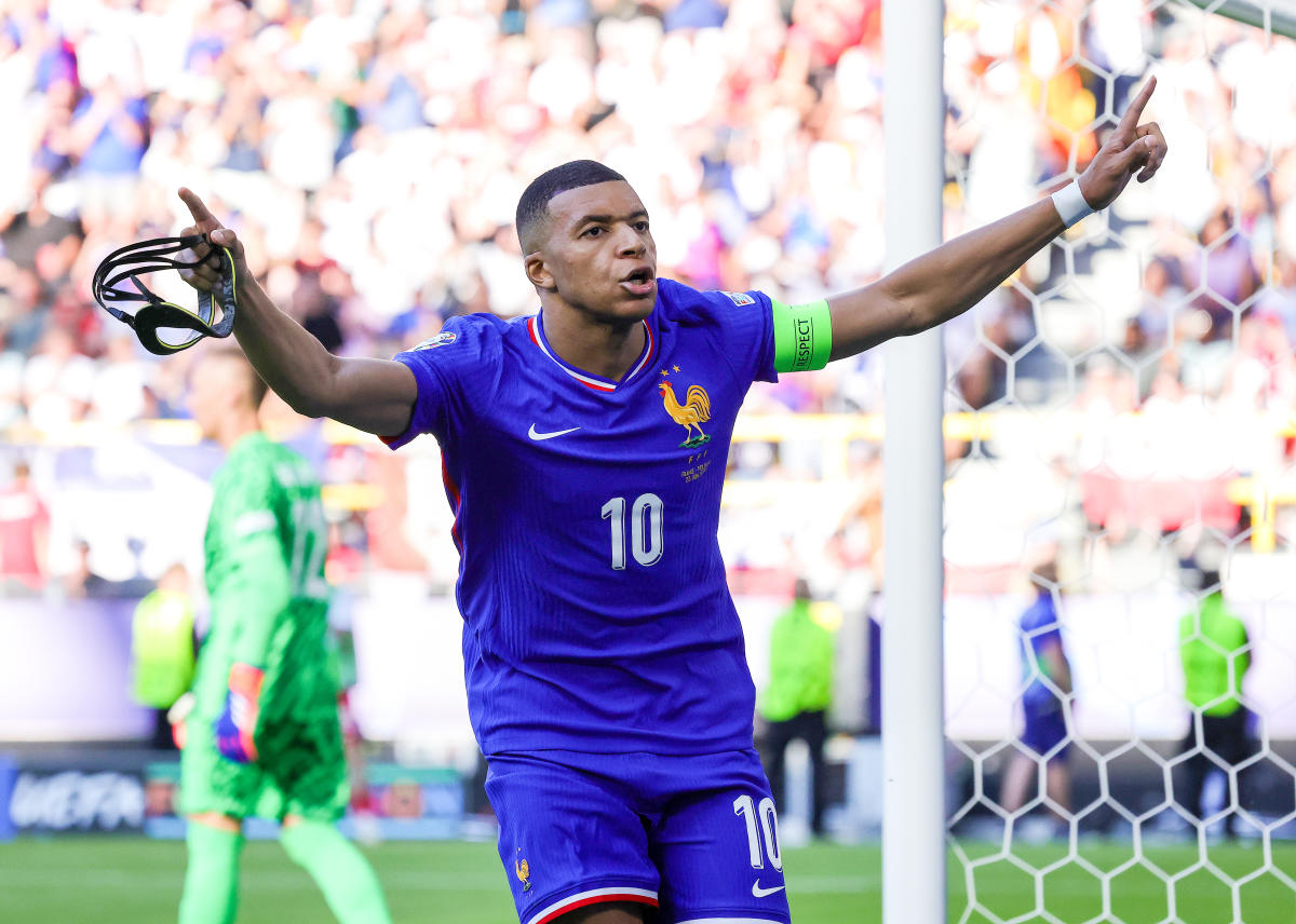 mbappe celebrating 0022