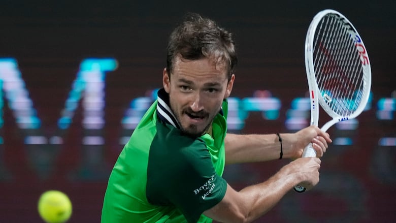 medvedev backhand 0025