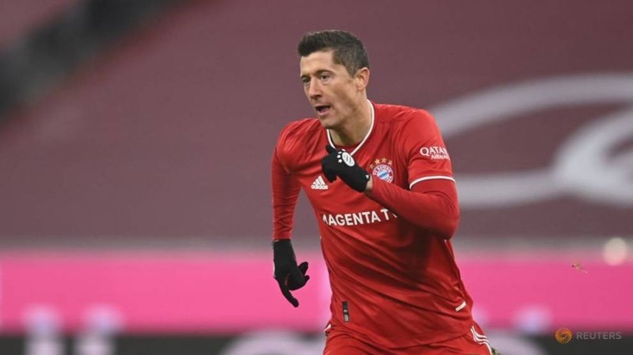 messi and lewandowski 0024