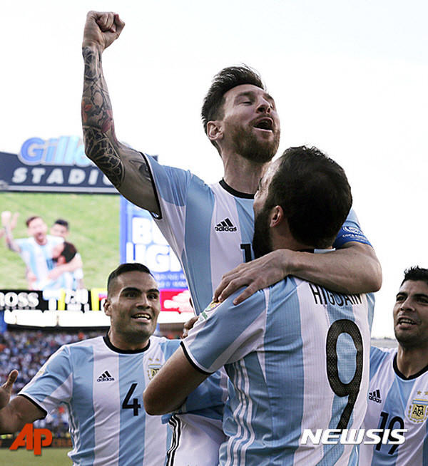 messi and lewandowski 0043