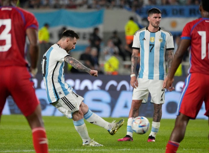 messi free kick argentina 0011
