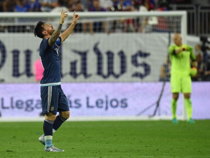 messi free kick argentina 0013