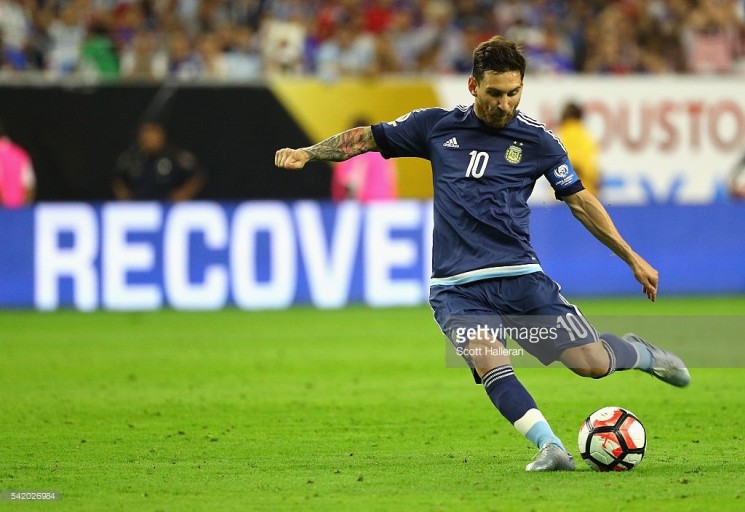 messi free kick argentina 0020