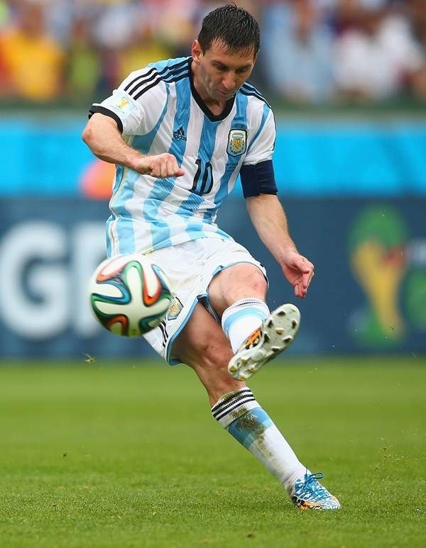 messi free kick argentina 0035