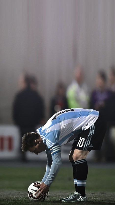 messi free kick argentina 0037