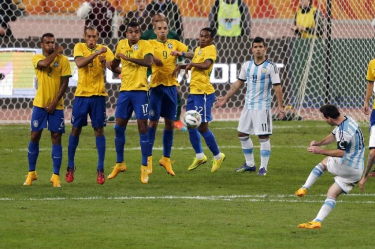 messi free kick argentina 0069
