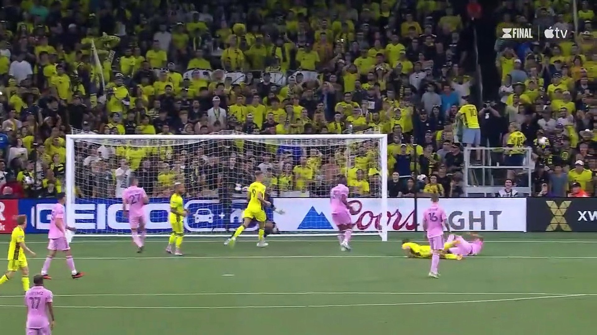 messi gif free-kick 0033