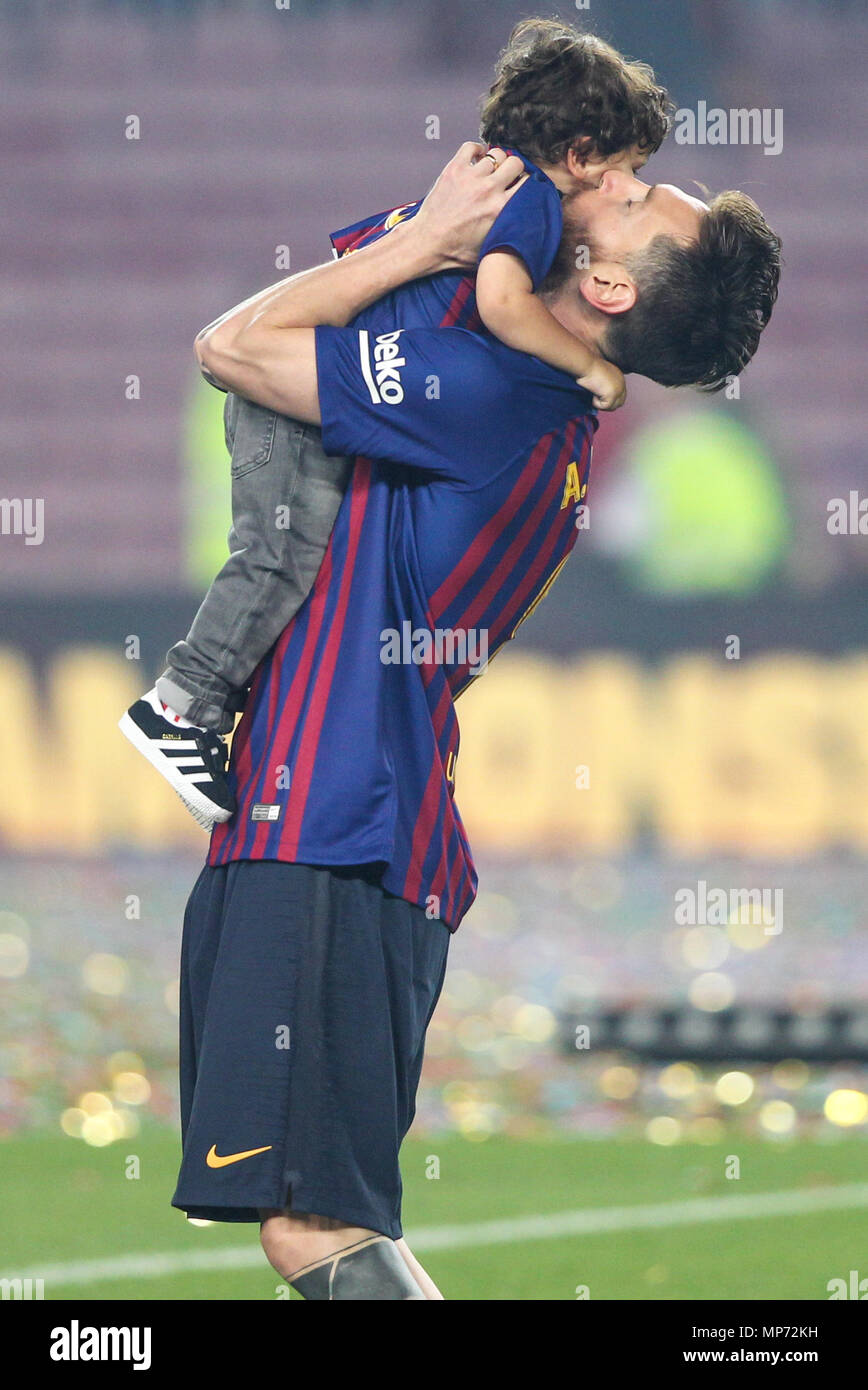 messi kiss photo.