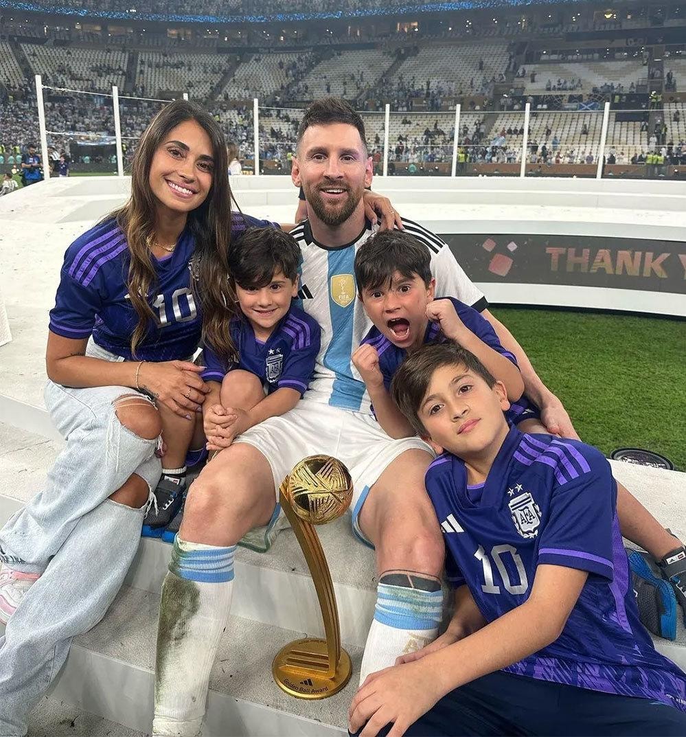 messi kiss world cup