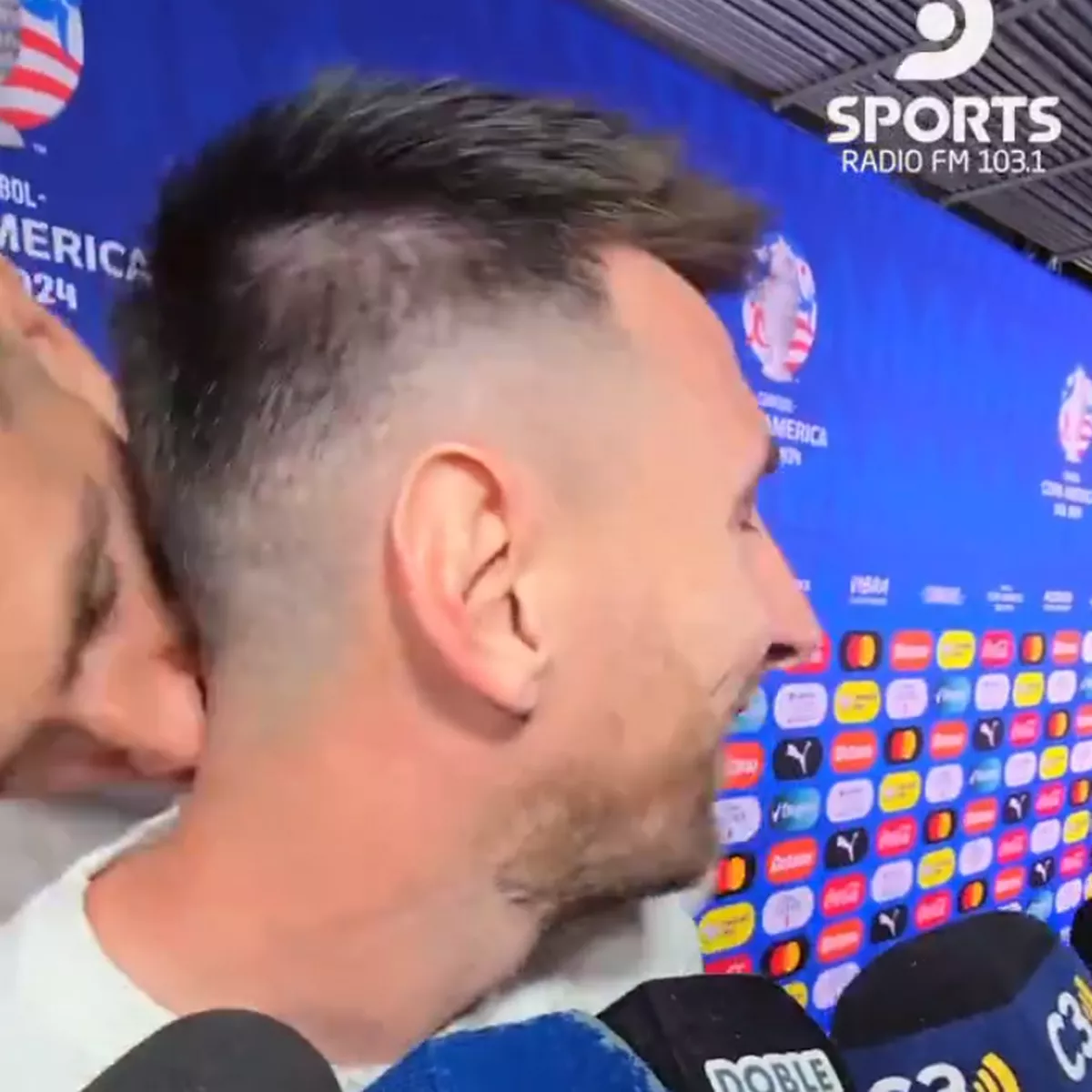 messi kissed 0009