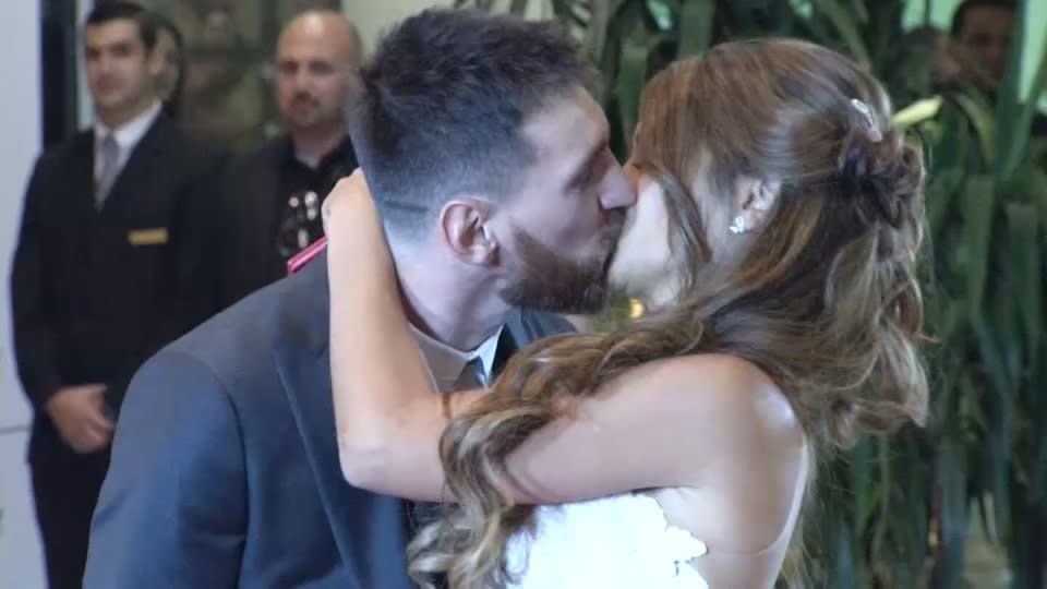 messi kissed 0010