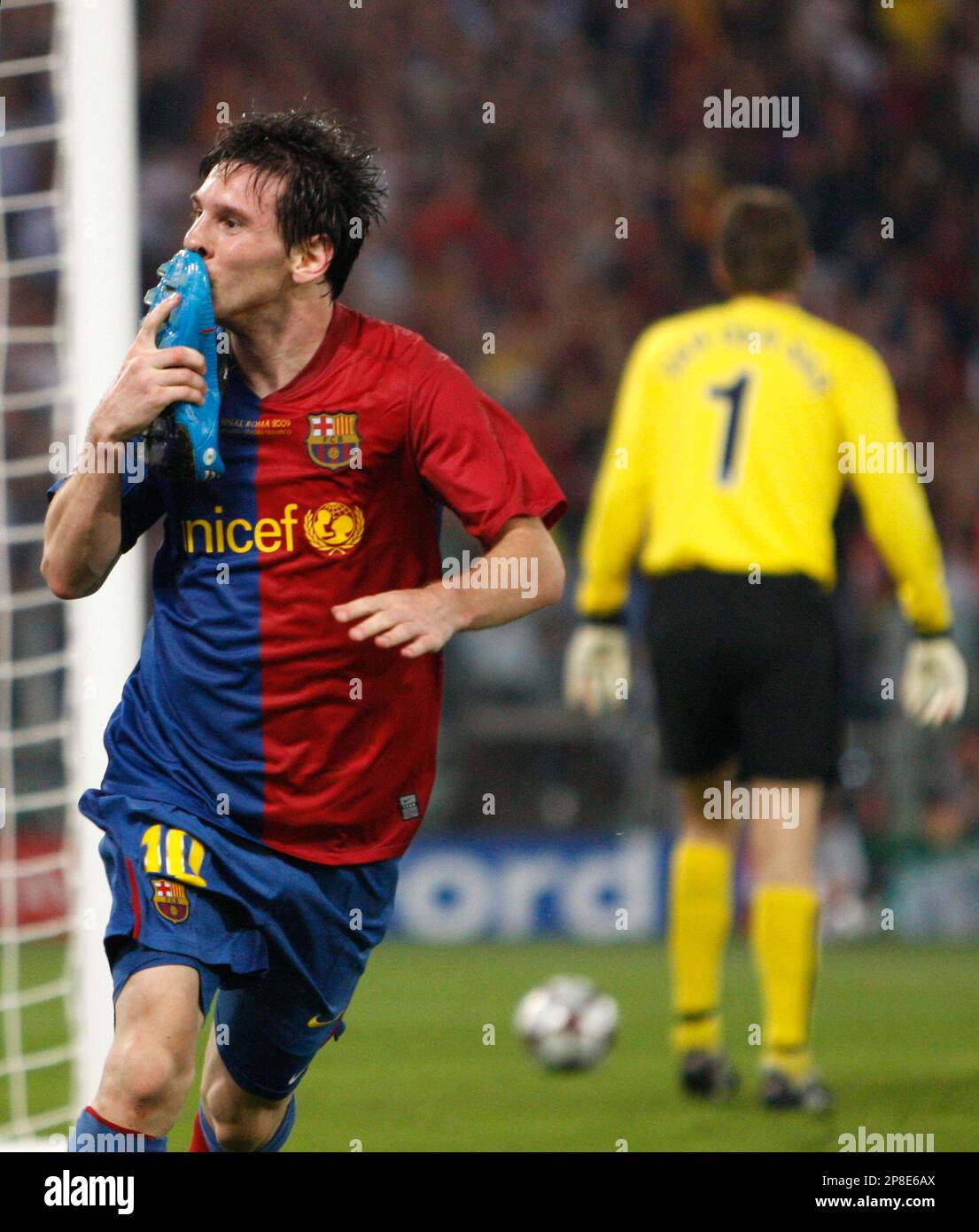 messi kissed 0011