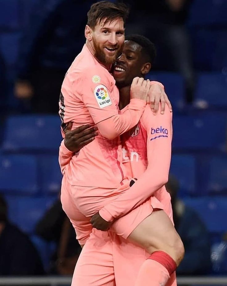 messi kissed 0012