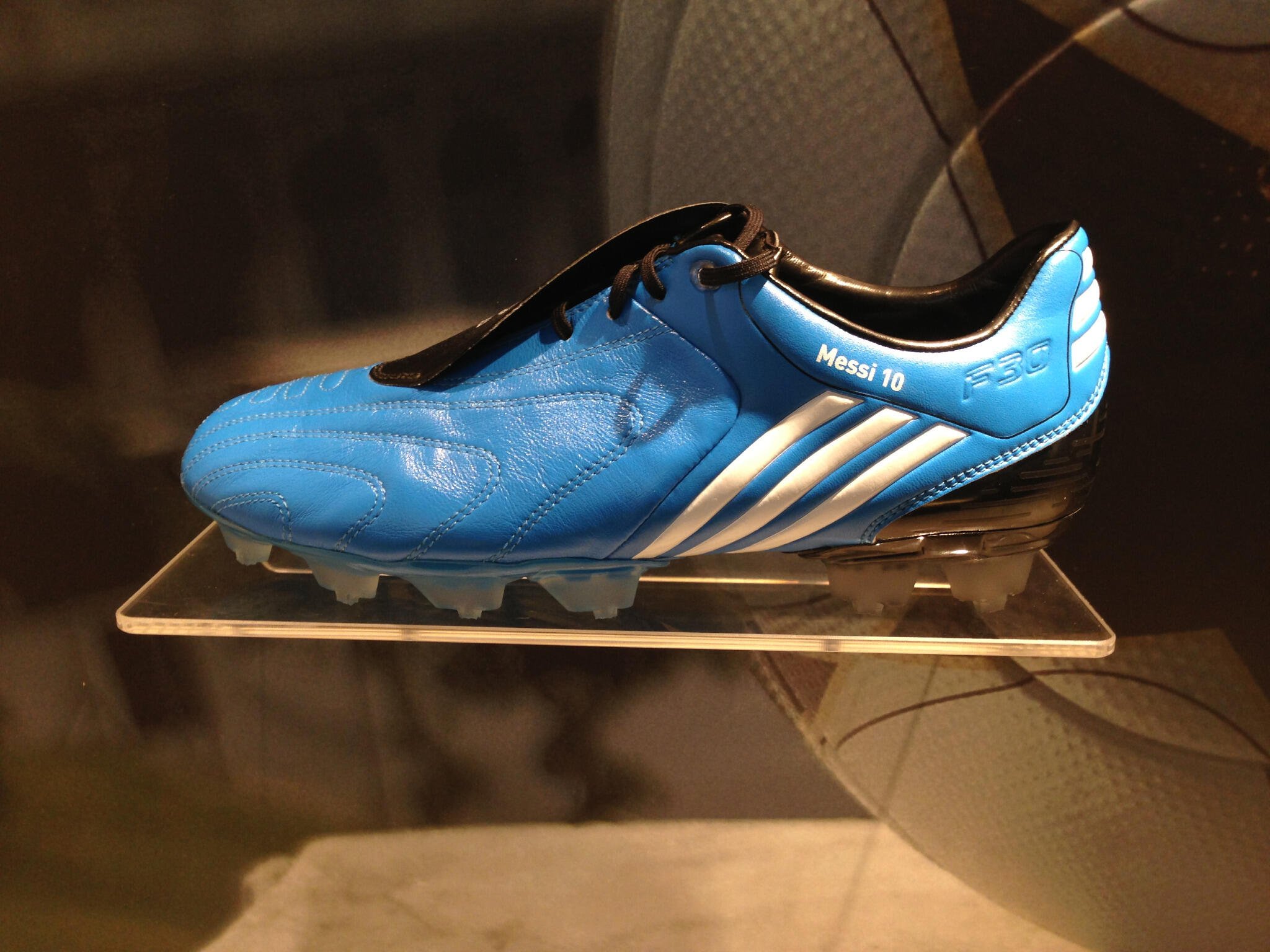 messi kissed 0014