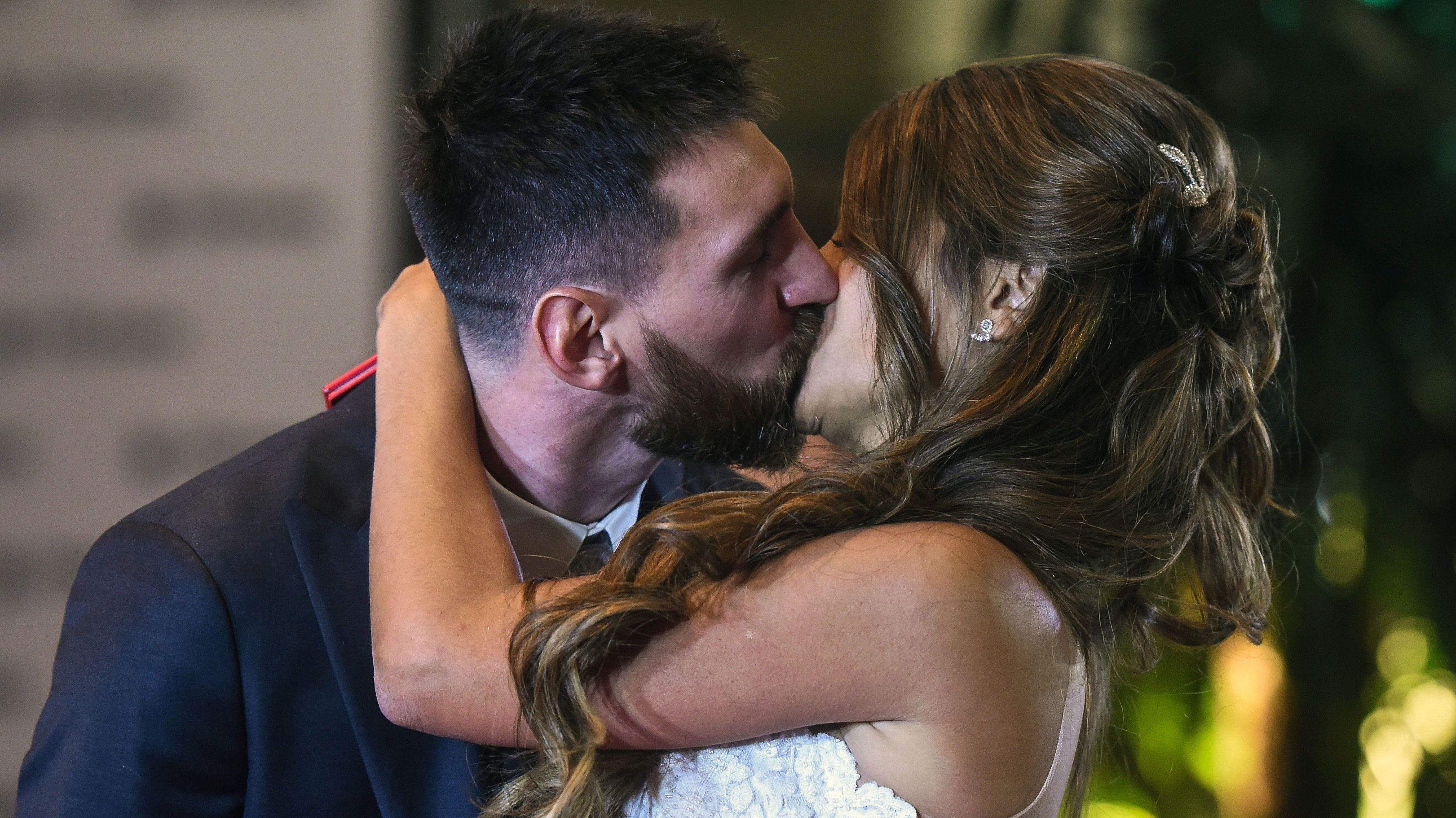 messi kissed 0020