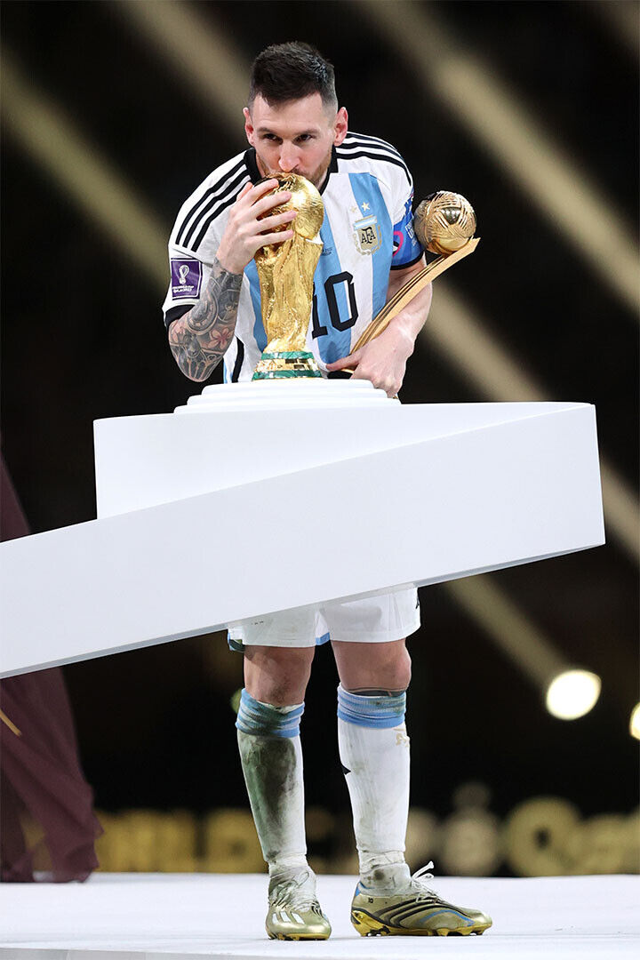messi kissed 0022