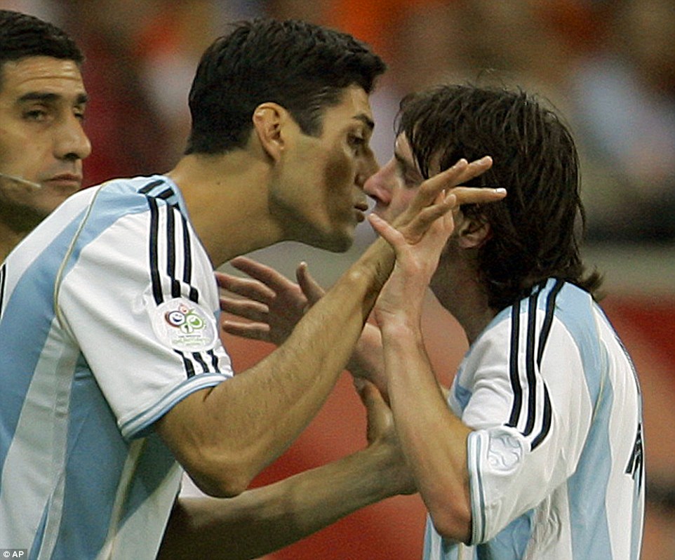 messi kissed 0026