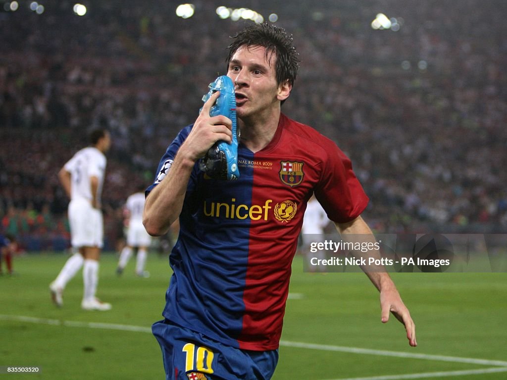 messi kissed 0028