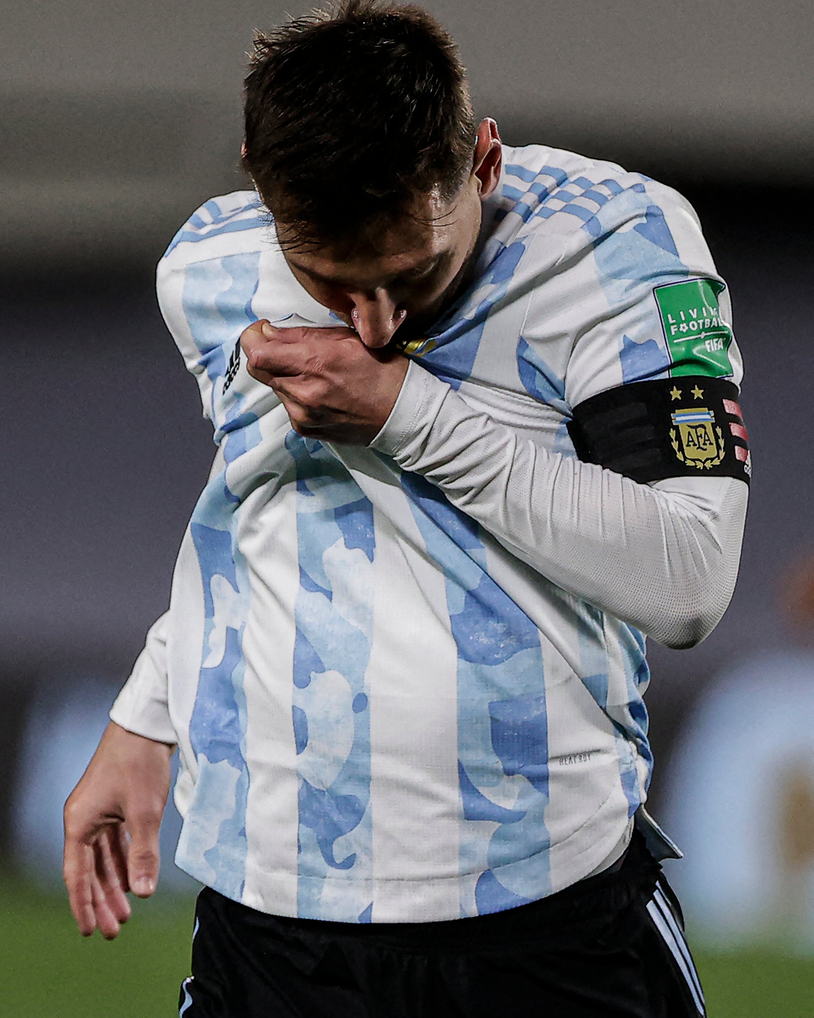messi kissed 0032