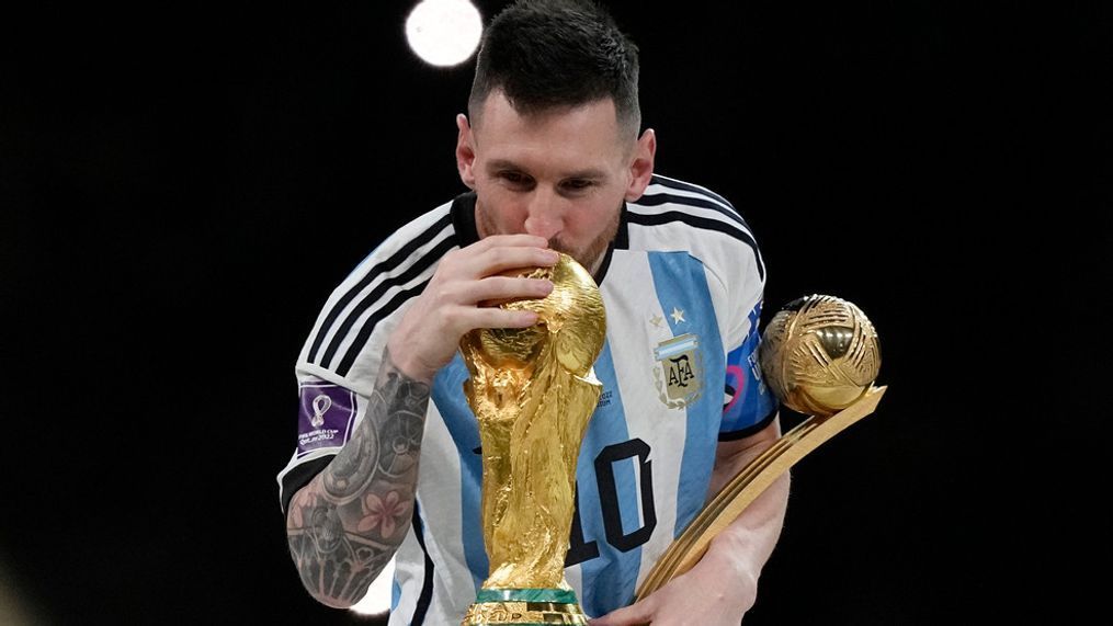 messi kissed 0042