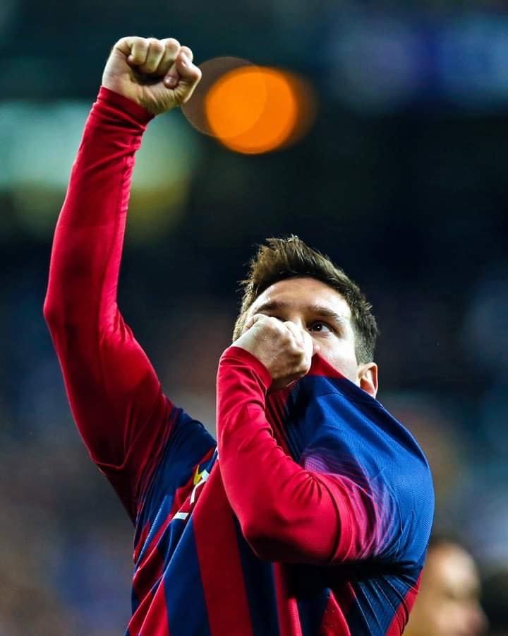 messi kissed 0043