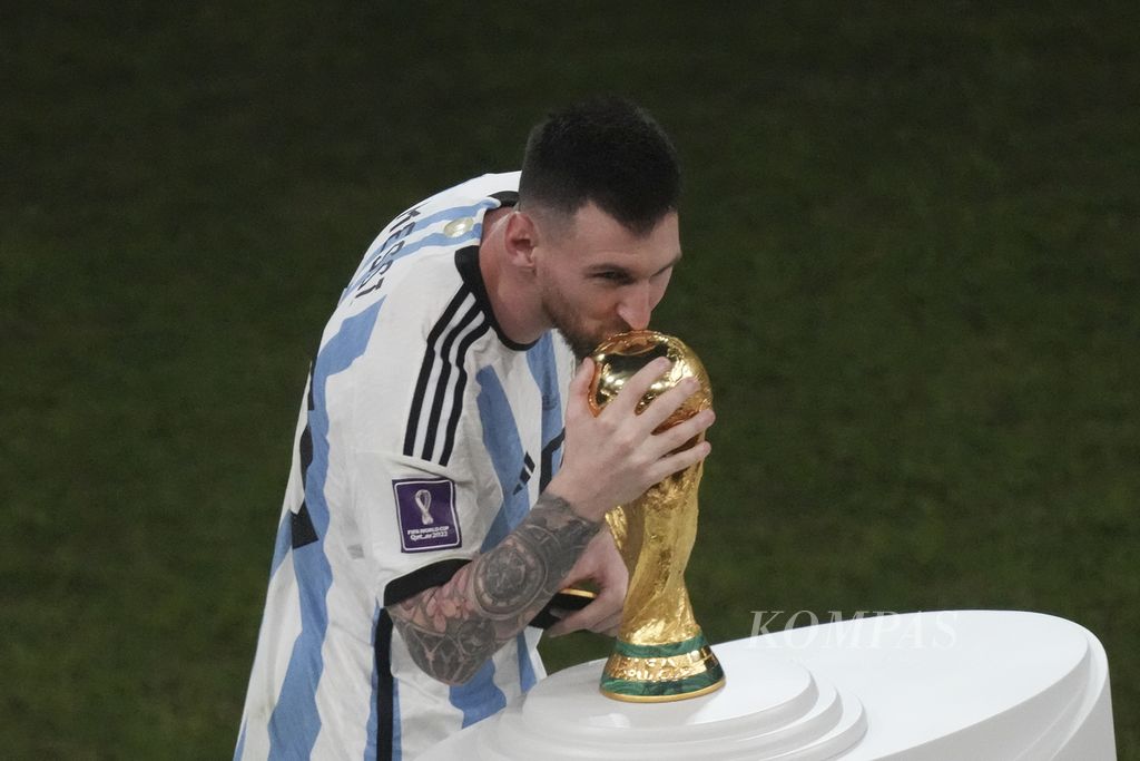 messi kissed 0047