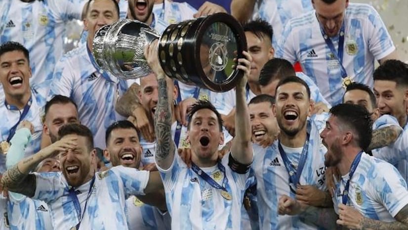 messi kissed 0053