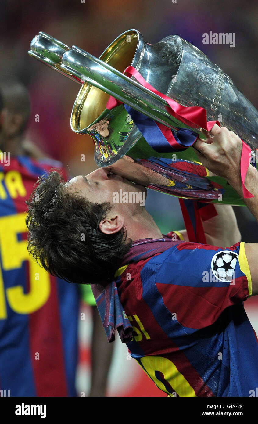 messi kissed 0057
