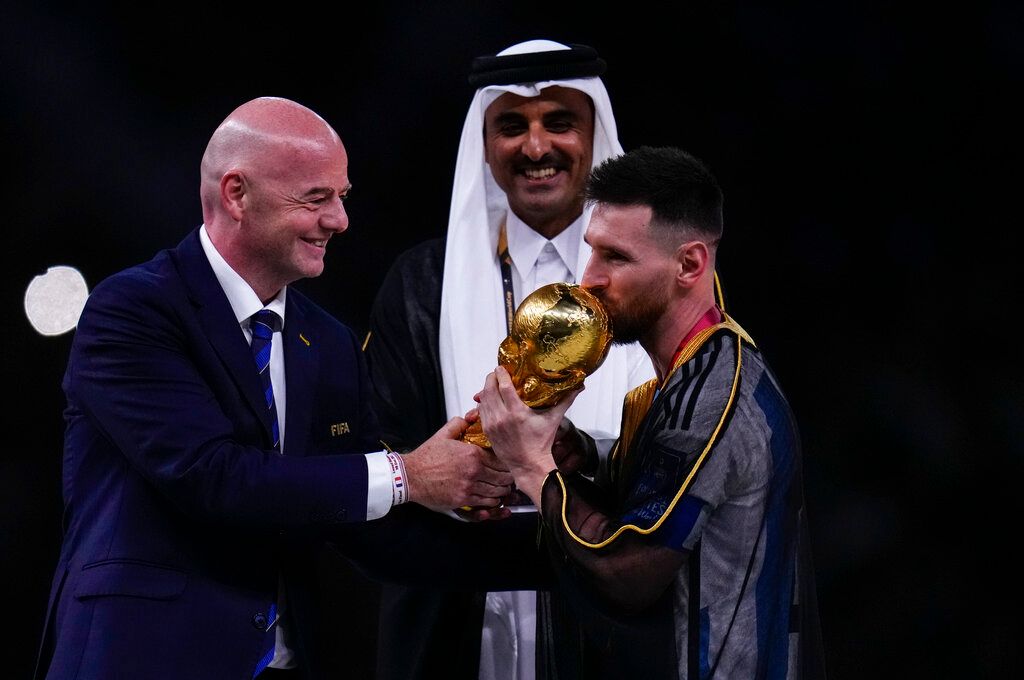 messi kissed 0058