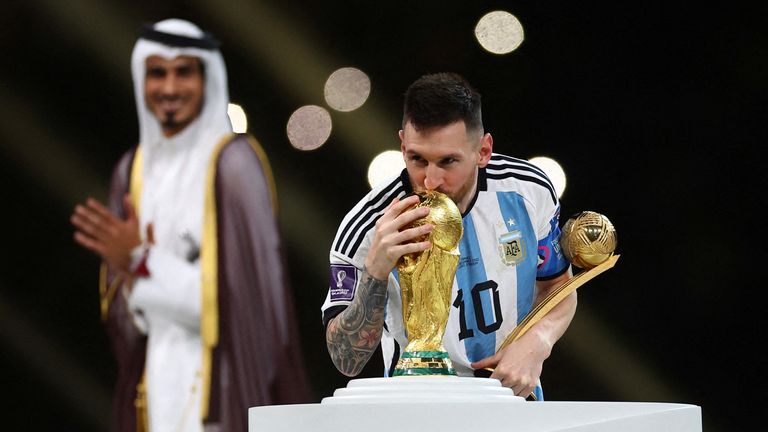 messi kissed 0062
