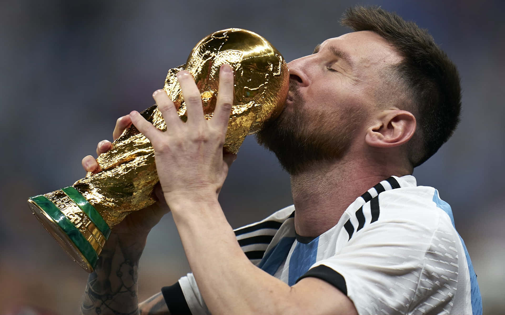 messi kissed 0068