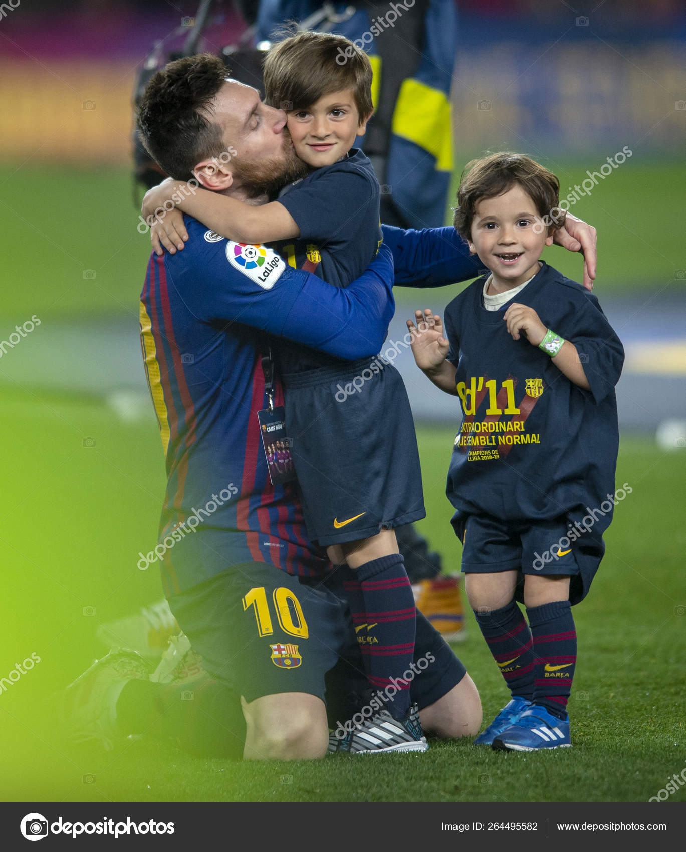 messi kissed 0070
