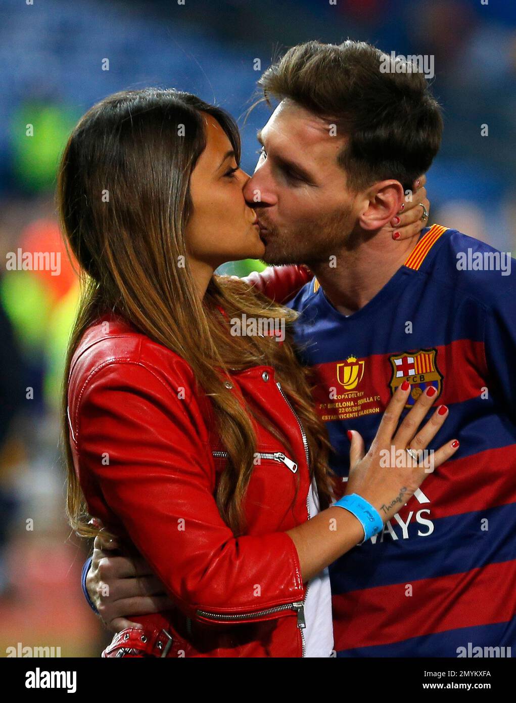 messi kissed 0078