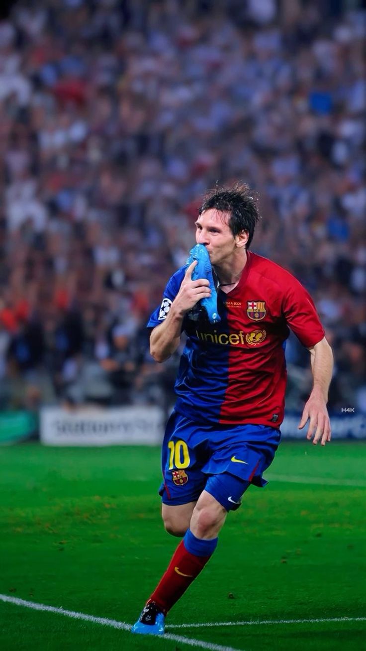 messi kissed 0079