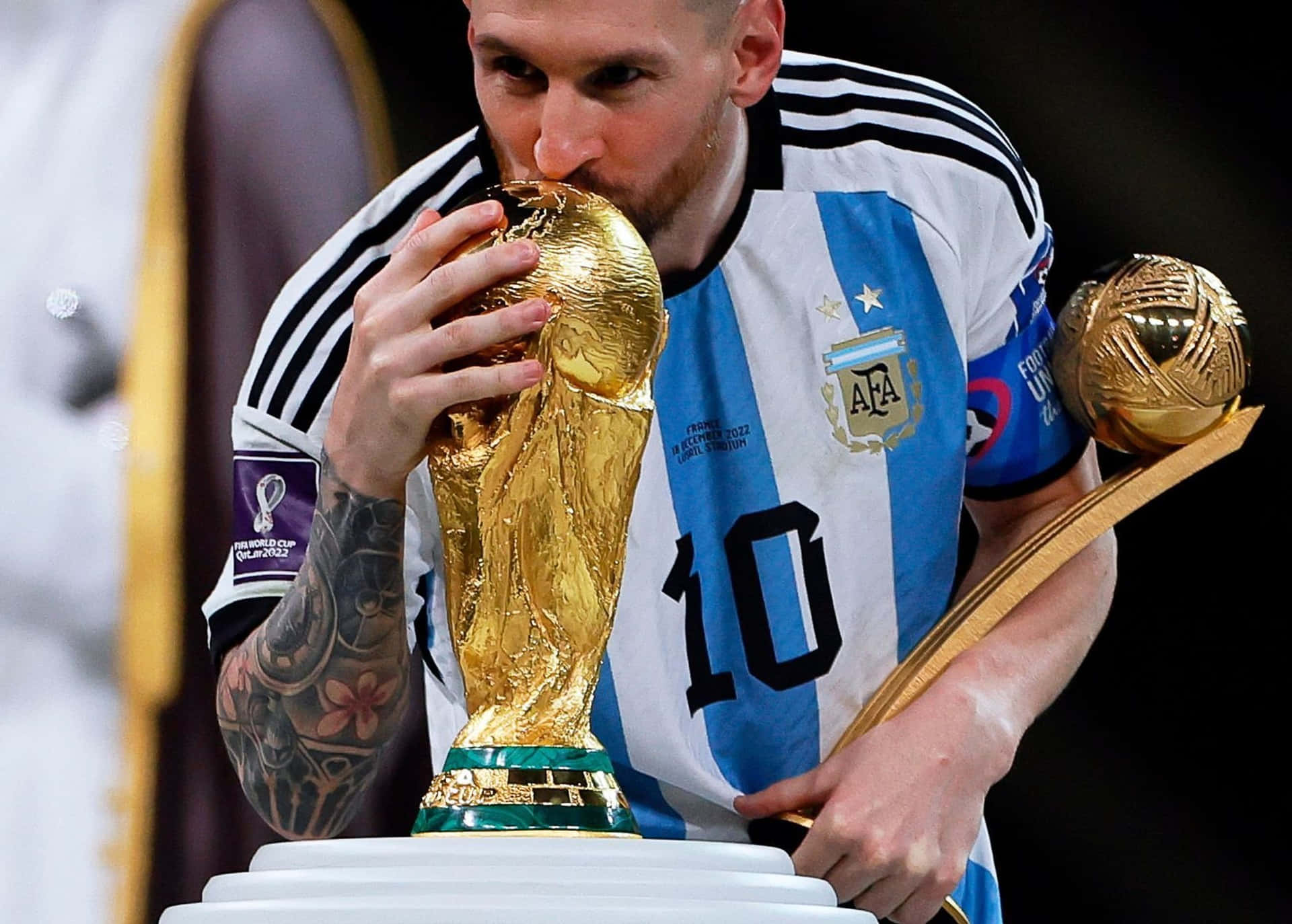 messi kissed 0084
