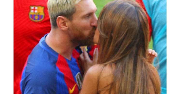 messi kissed 0089