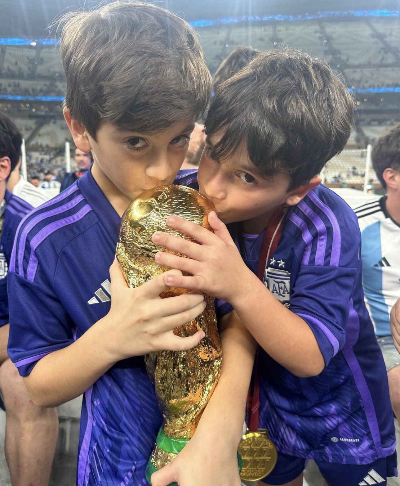 messi kissed 0091