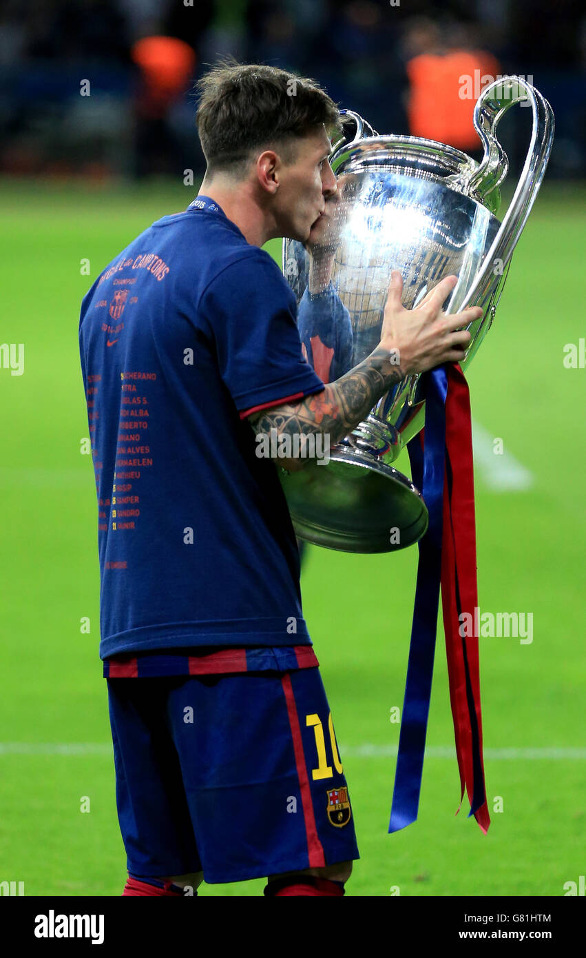 messi kissed 0093