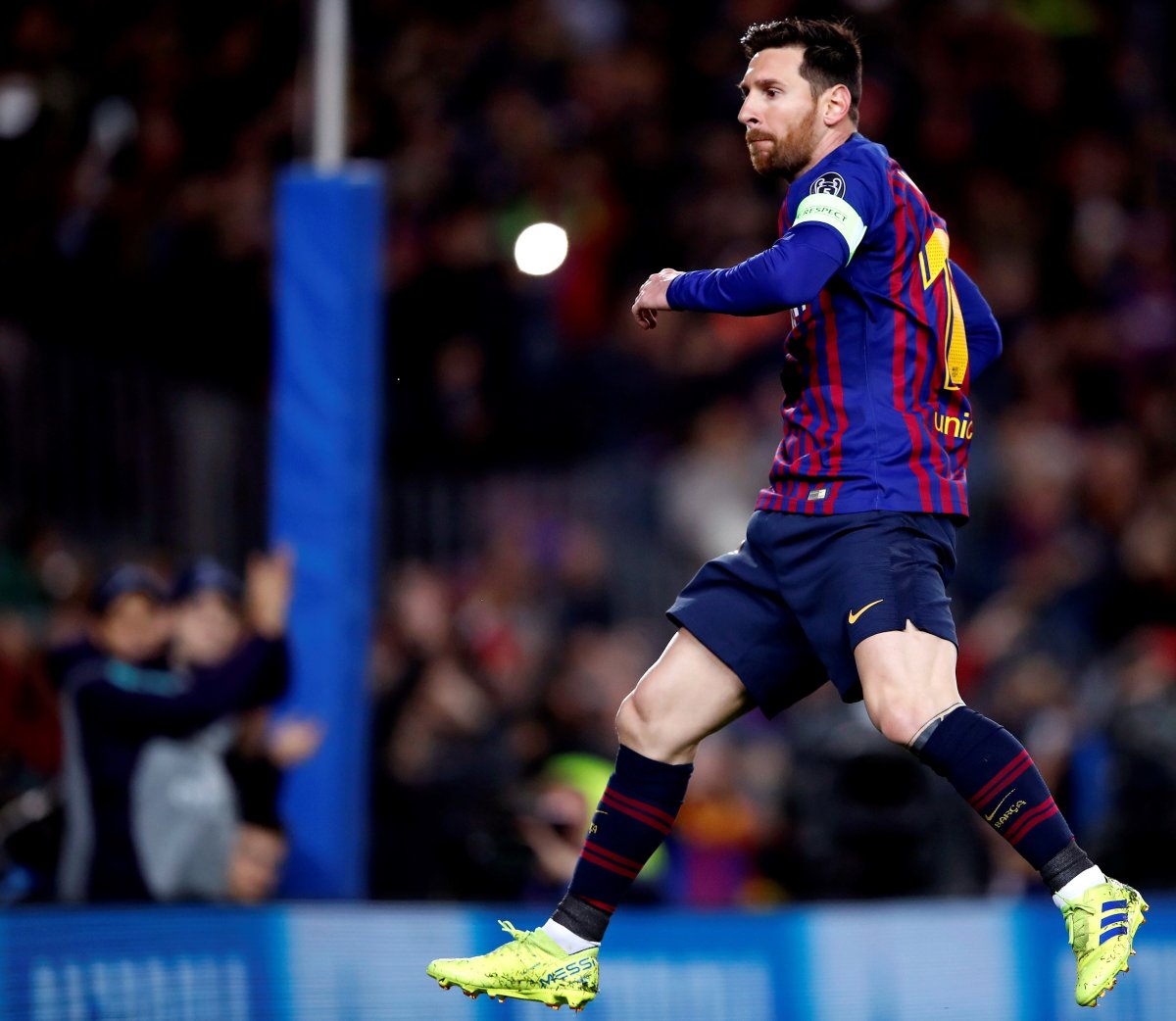 messi kissed 0095