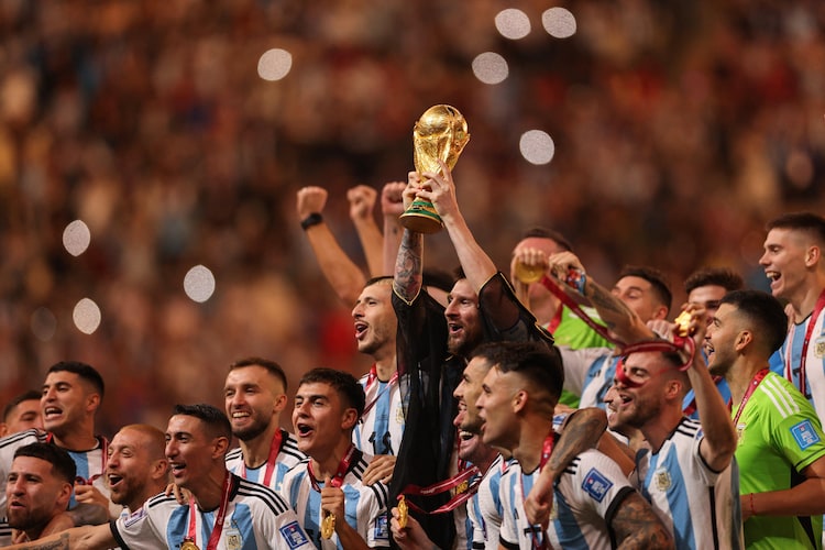 messi kissed 0096