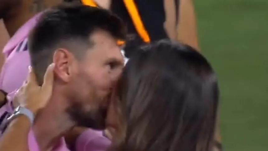 messi kissed 0098