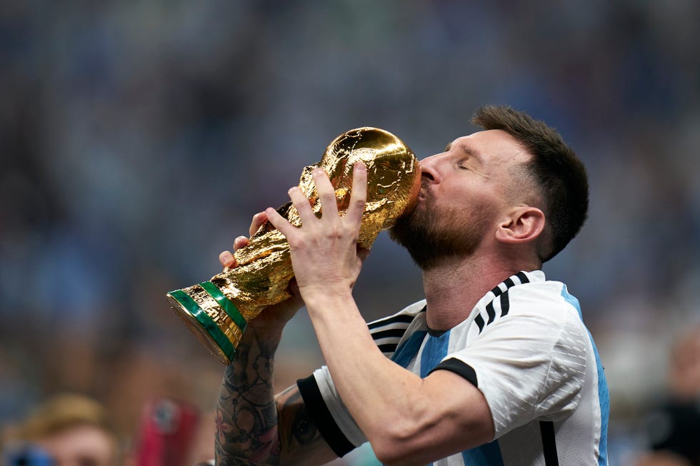 messi kissed 0099
