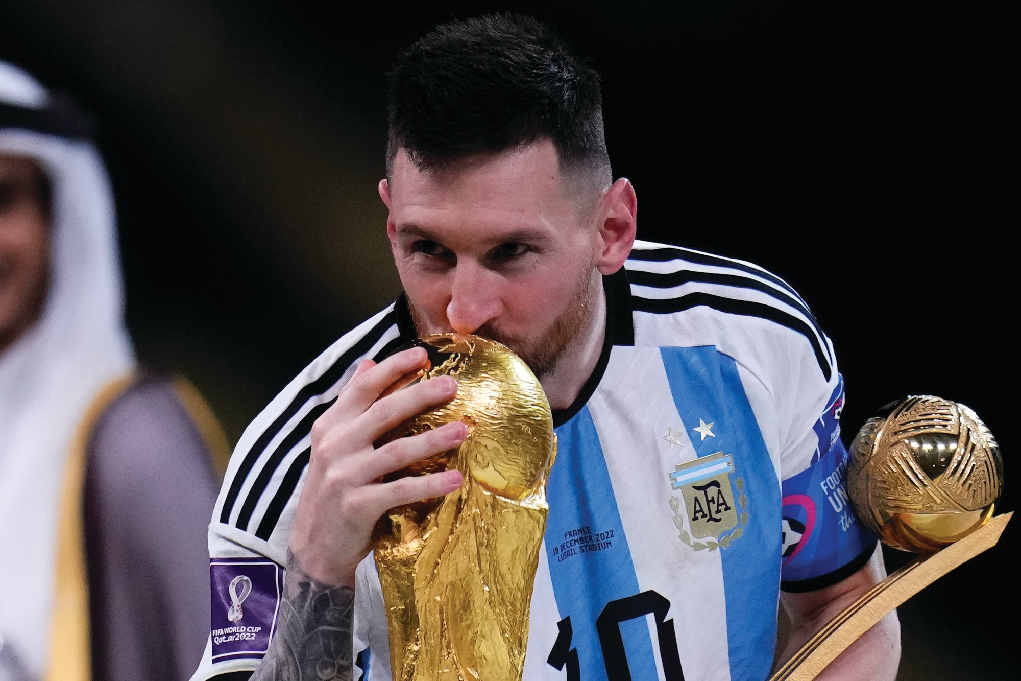 messi kissing the pitch