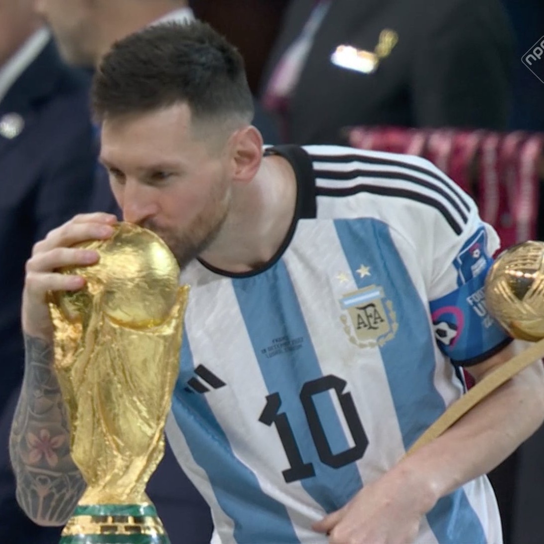 messi kissing the trophy