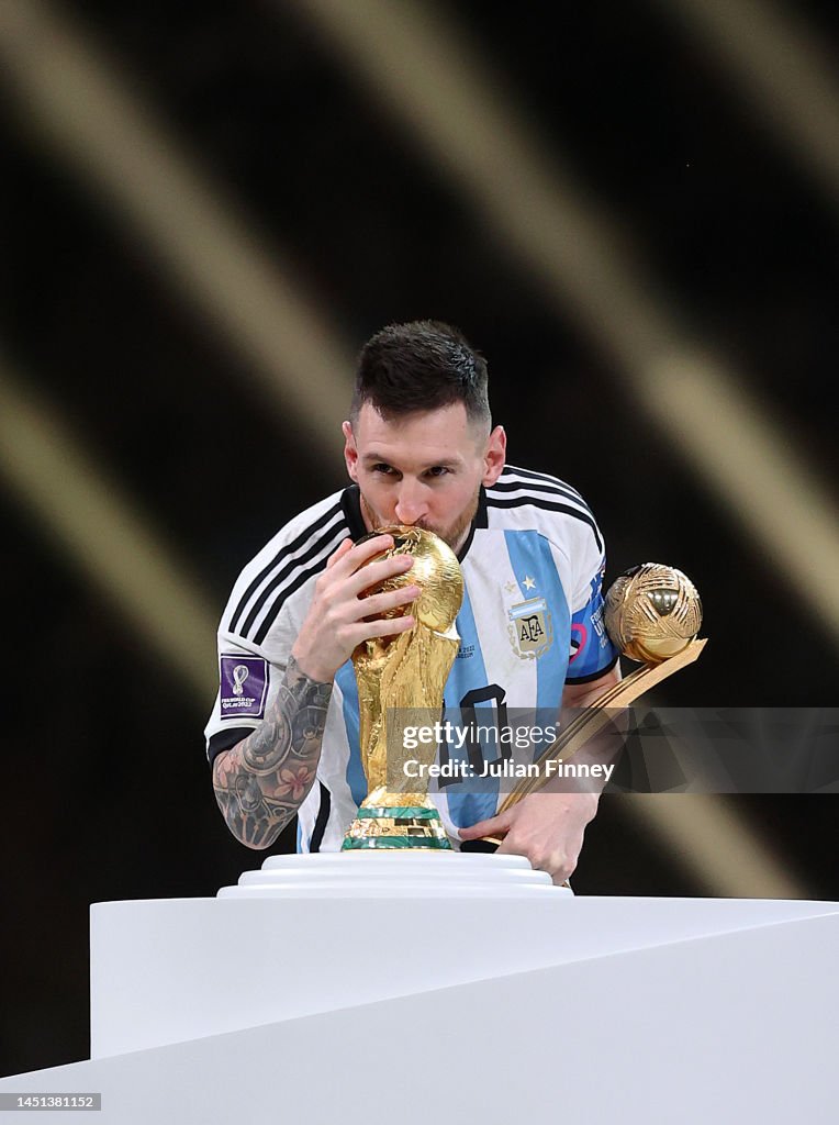 messi kissing the world cup trophy