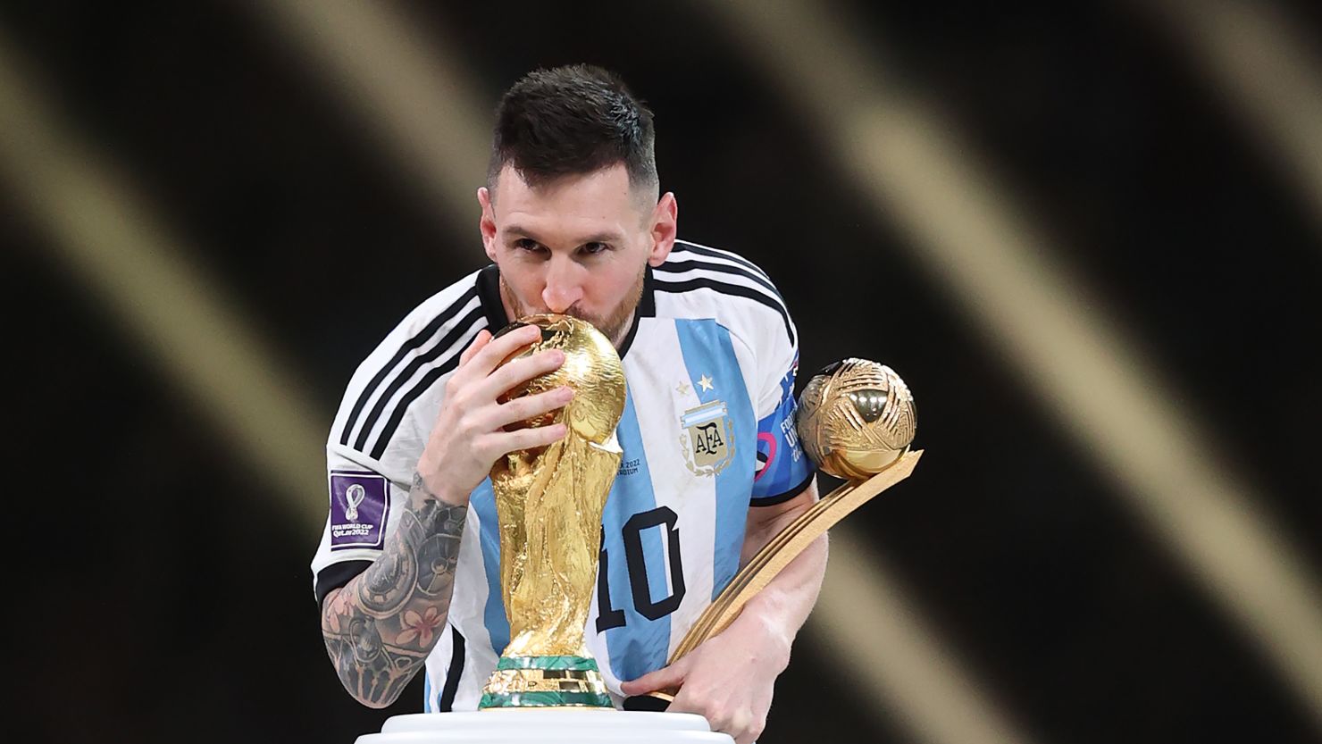 messi kissing the world cup