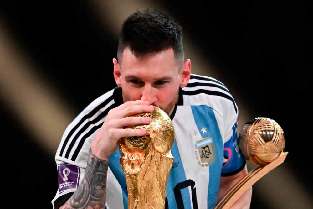 messi kissing wc trophy
