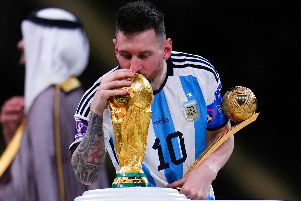 messi kissing wc