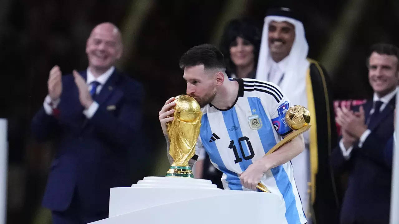 messi kissing world cup trophy
