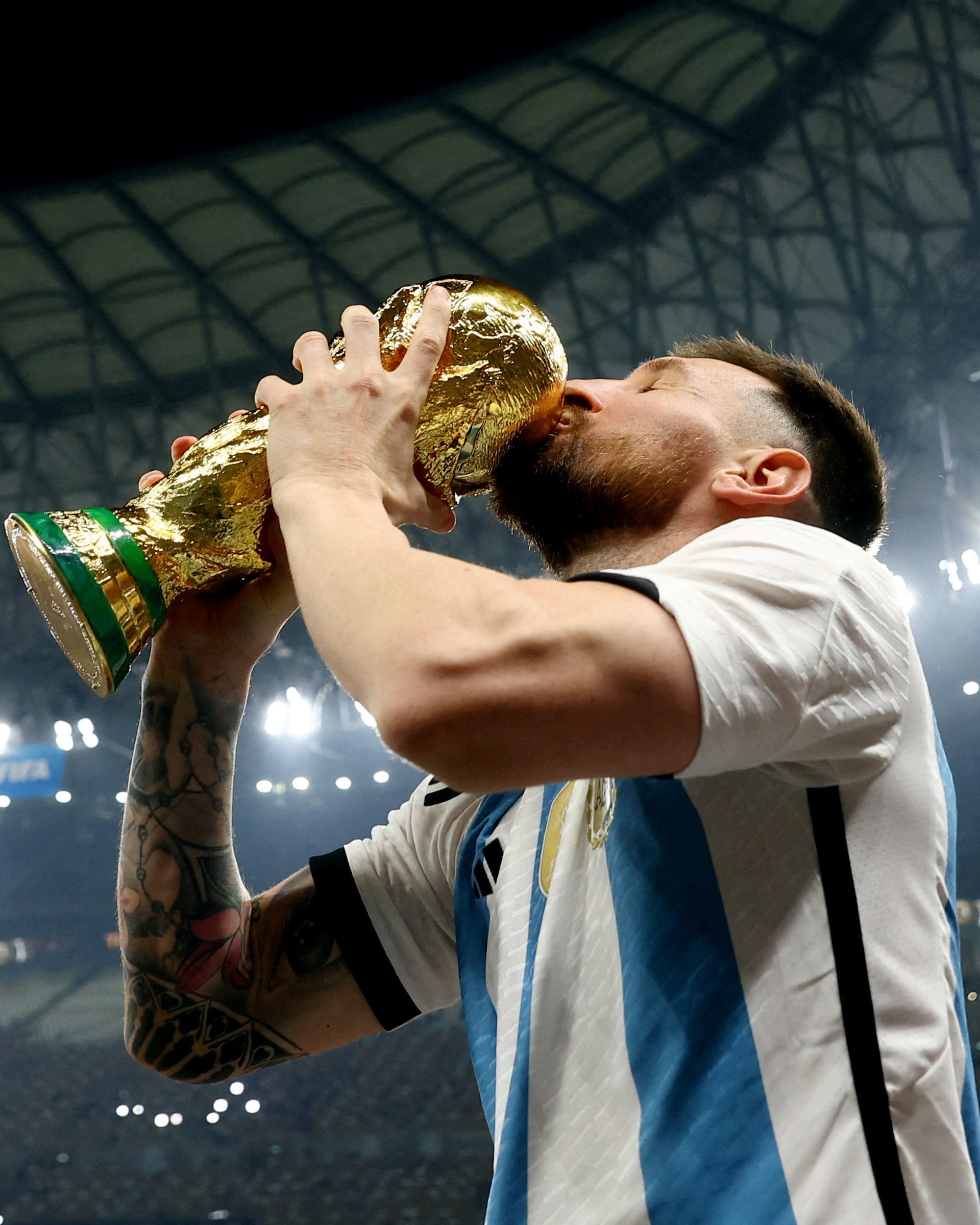messi kissing world cup